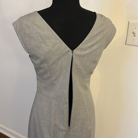 The Limited Elegant Viscose and Spandex Fitted Waist Midi Dress, Sz. 2. - Picture 6 of 9